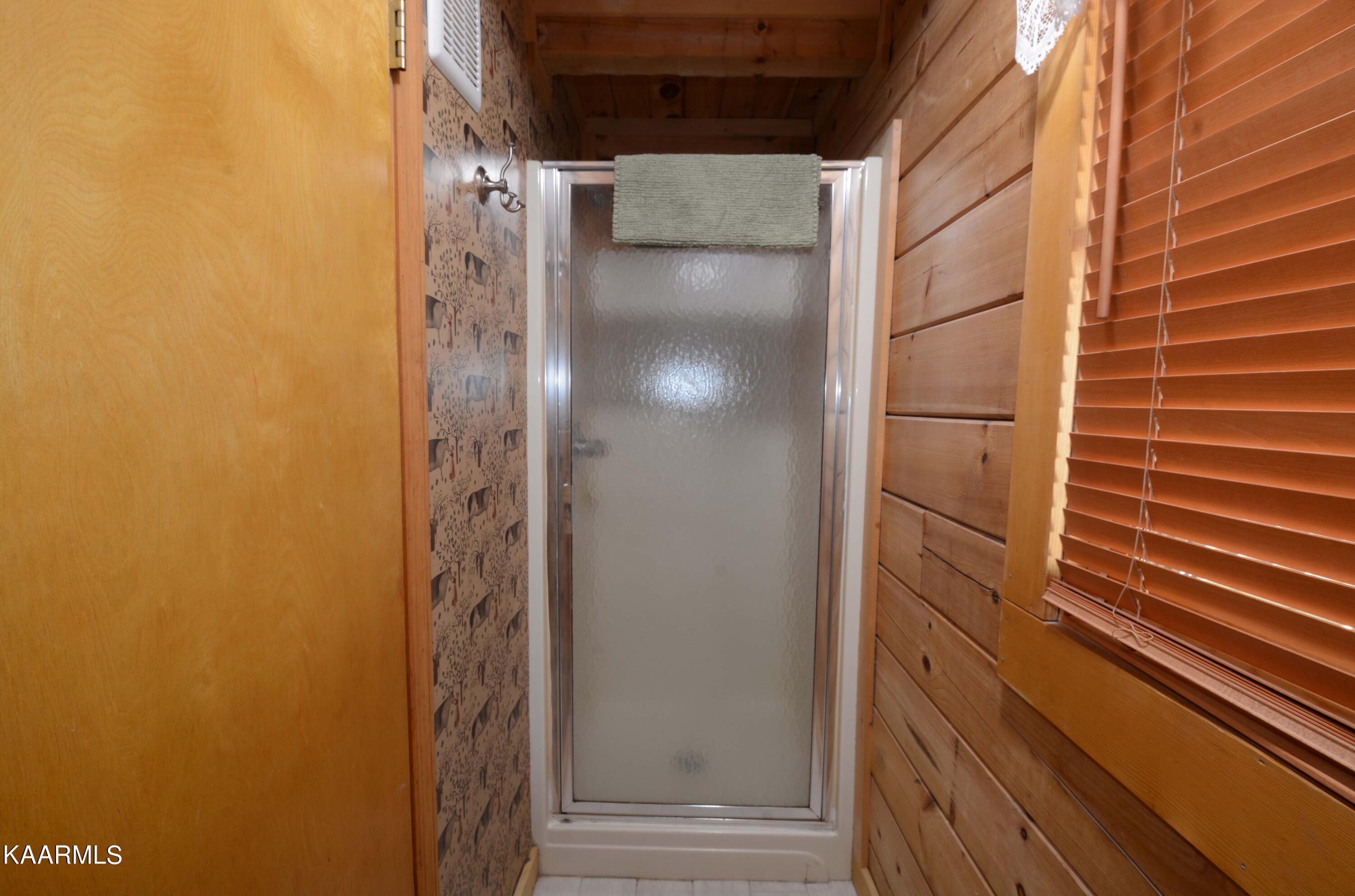 1708 Lake View Circle Sevierville, TN 37876 - Photo 17 of 33 Bathroom 2