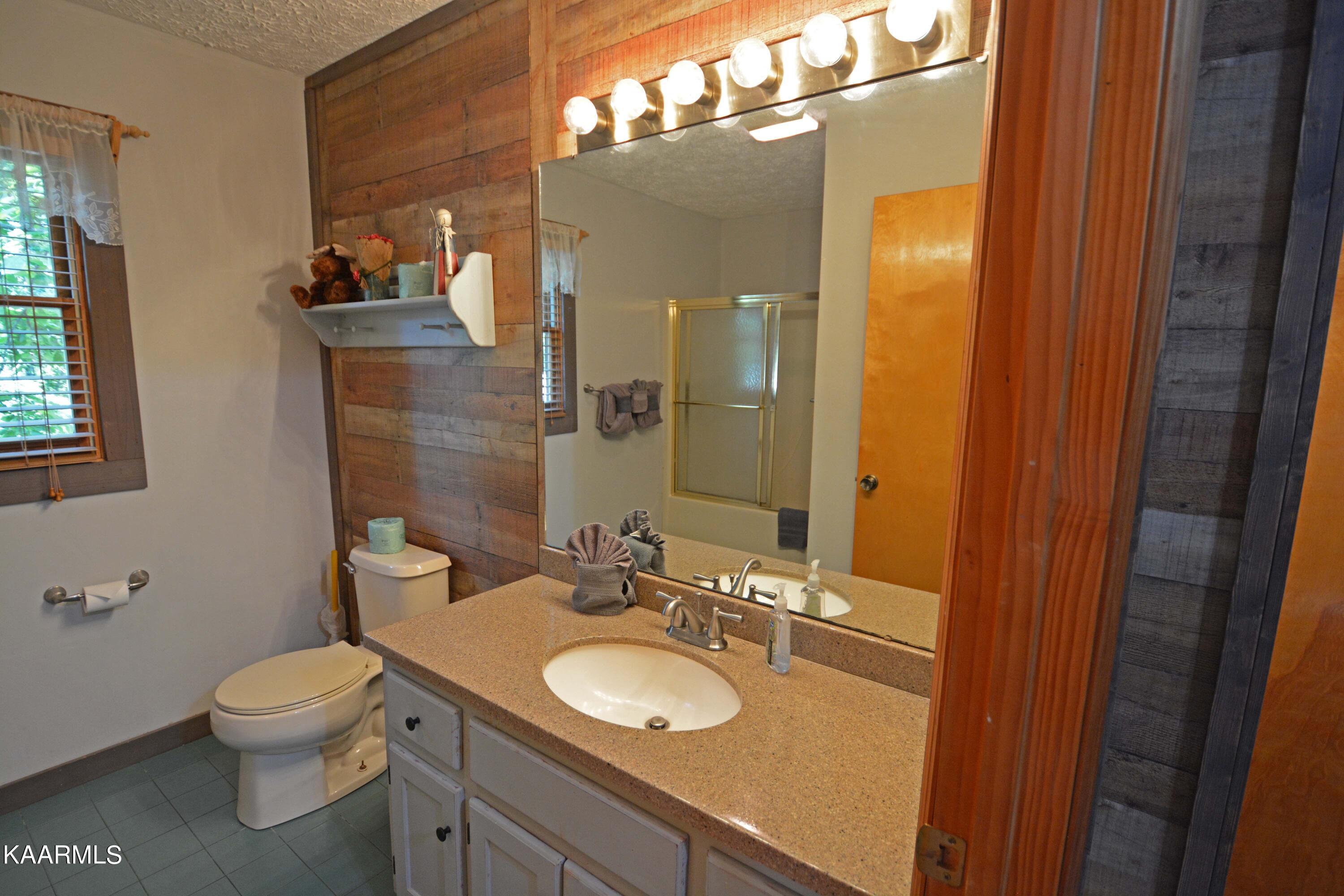 1708 Lake View Circle Sevierville, TN 37876 - Photo 20 of 33 2nd Bathroom 1