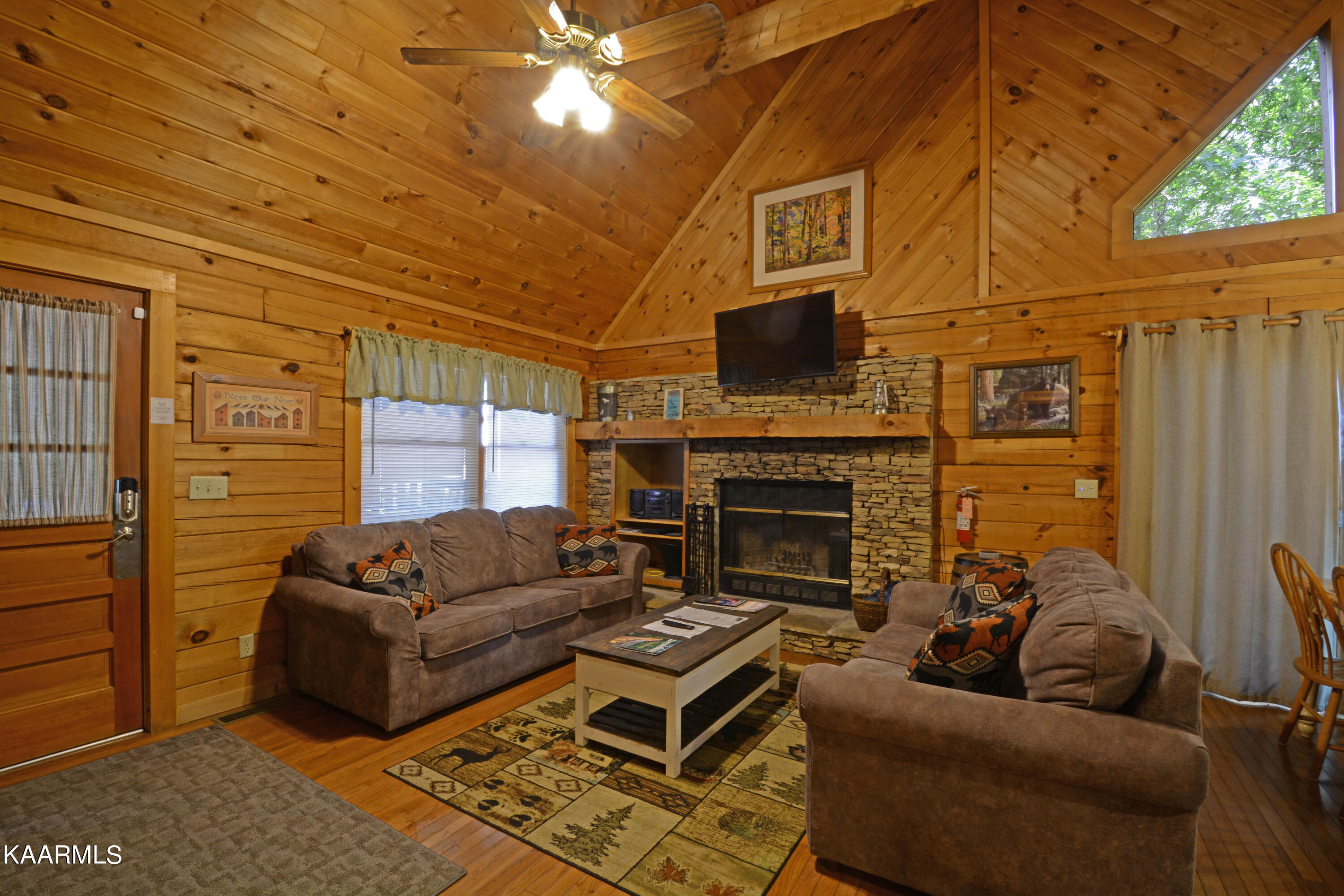 1708 Lake View Circle Sevierville, TN 37876 - Photo 8 of 33 Living Room