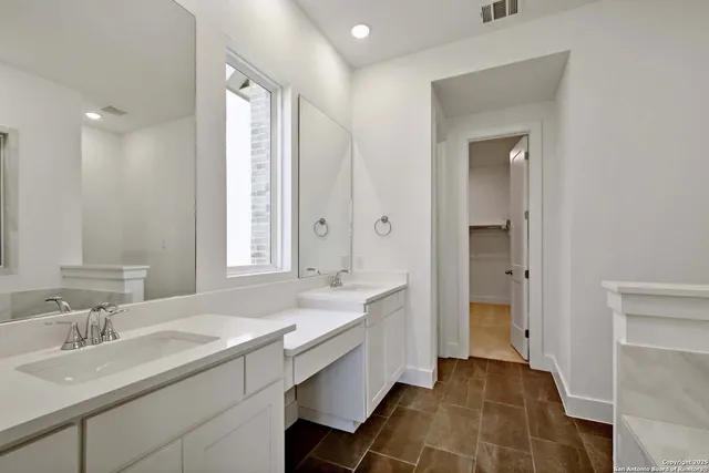 $599,990 | 125 Pin Oak, Castroville, TX 78009