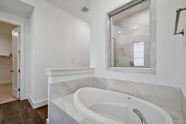 $599,990 | 125 Pin Oak, Castroville, TX 78009