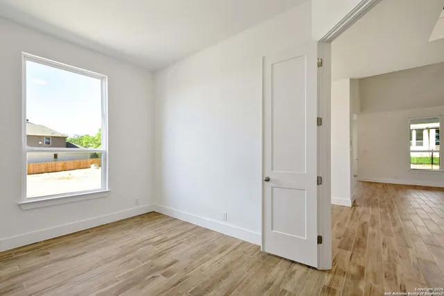 $599,990 | 125 Pin Oak, Castroville, TX 78009