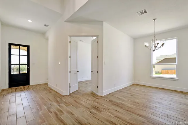 $599,990 | 125 Pin Oak, Castroville, TX 78009