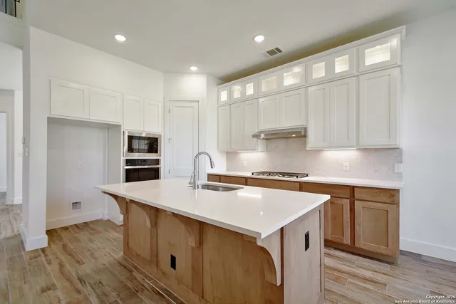 $599,990 | 125 Pin Oak, Castroville, TX 78009