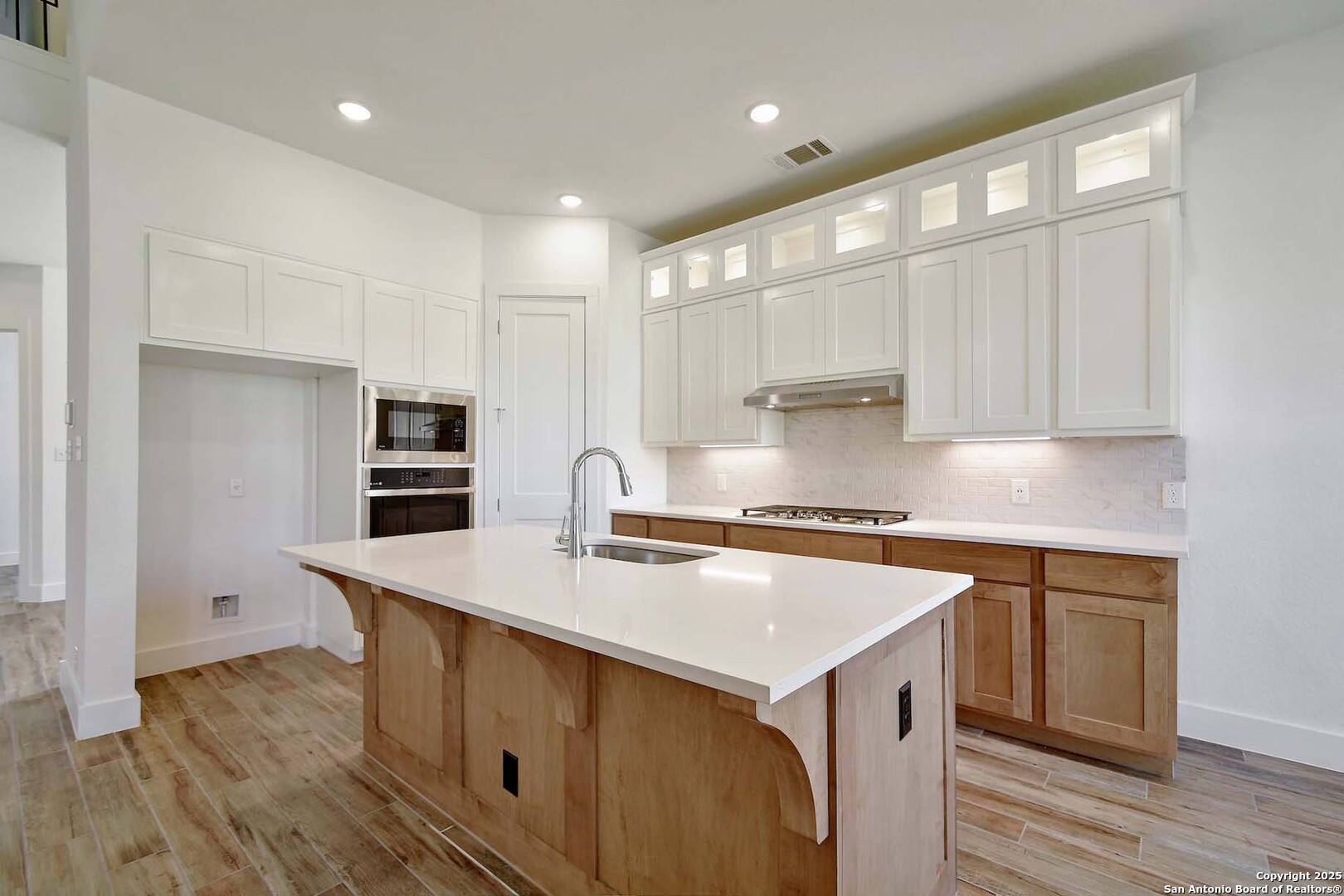 125 Pin Oak Castroville, TX 78009 - Photo 2 of 25