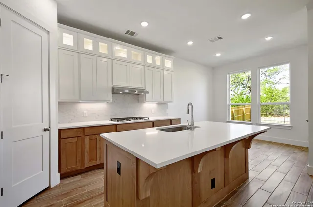 $599,990 | 125 Pin Oak, Castroville, TX 78009