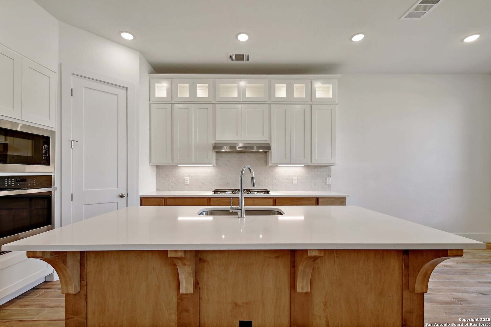 125 Pin Oak Castroville, TX 78009 - Photo 4 of 25