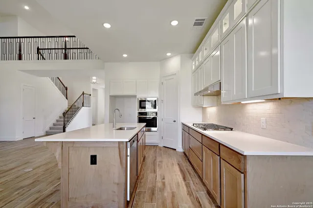 $599,990 | 125 Pin Oak, Castroville, TX 78009