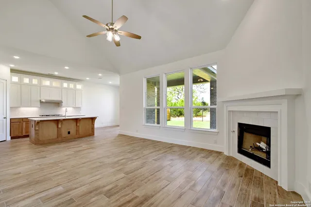 $599,990 | 125 Pin Oak, Castroville, TX 78009