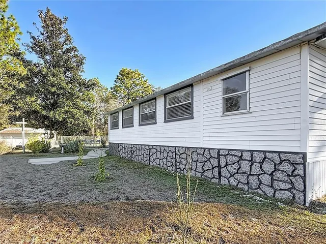 a view of a house with backyard