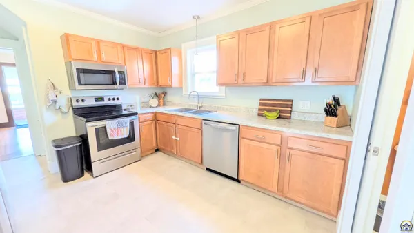 $189,900 | 930 Lawrence Street, Emporia, KS 66801