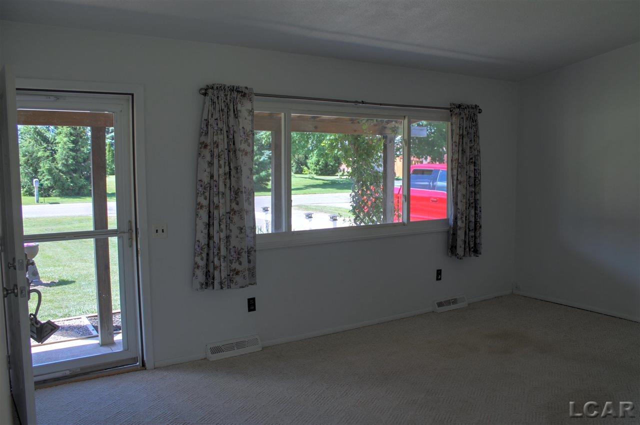 2020 East Carleton Road Adrian, MI 49221 - Photo 2 of 21 Living Room