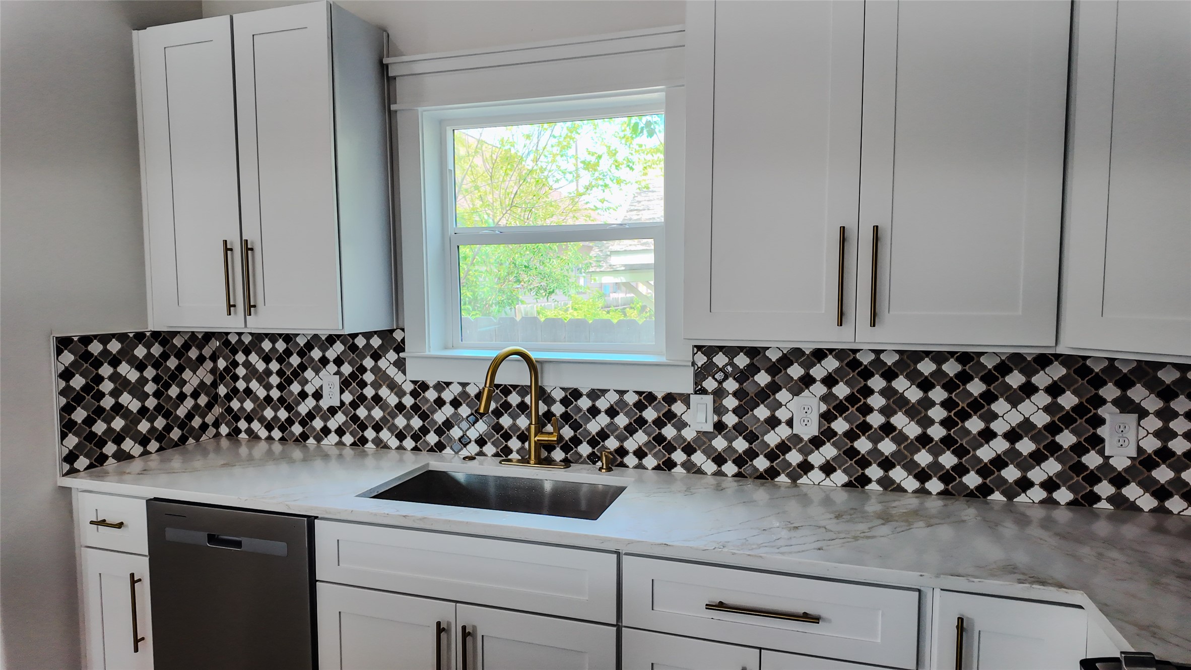 819 North Loop Houston, TX 77022 - Photo 9 of 50 Kitchen