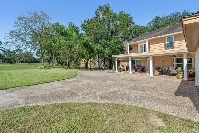 a view of a yard in front of house