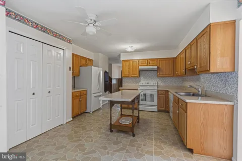 $900,000 | 7207 Neaptide Lane, Burke, VA 22015