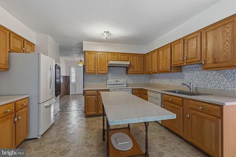 $900,000 | 7207 Neaptide Lane, Burke, VA 22015