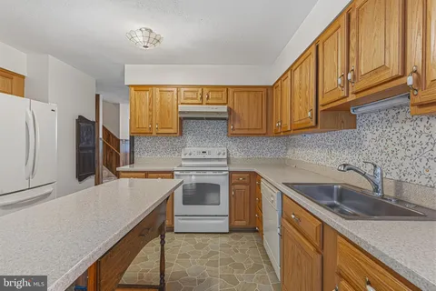 $900,000 | 7207 Neaptide Lane, Burke, VA 22015
