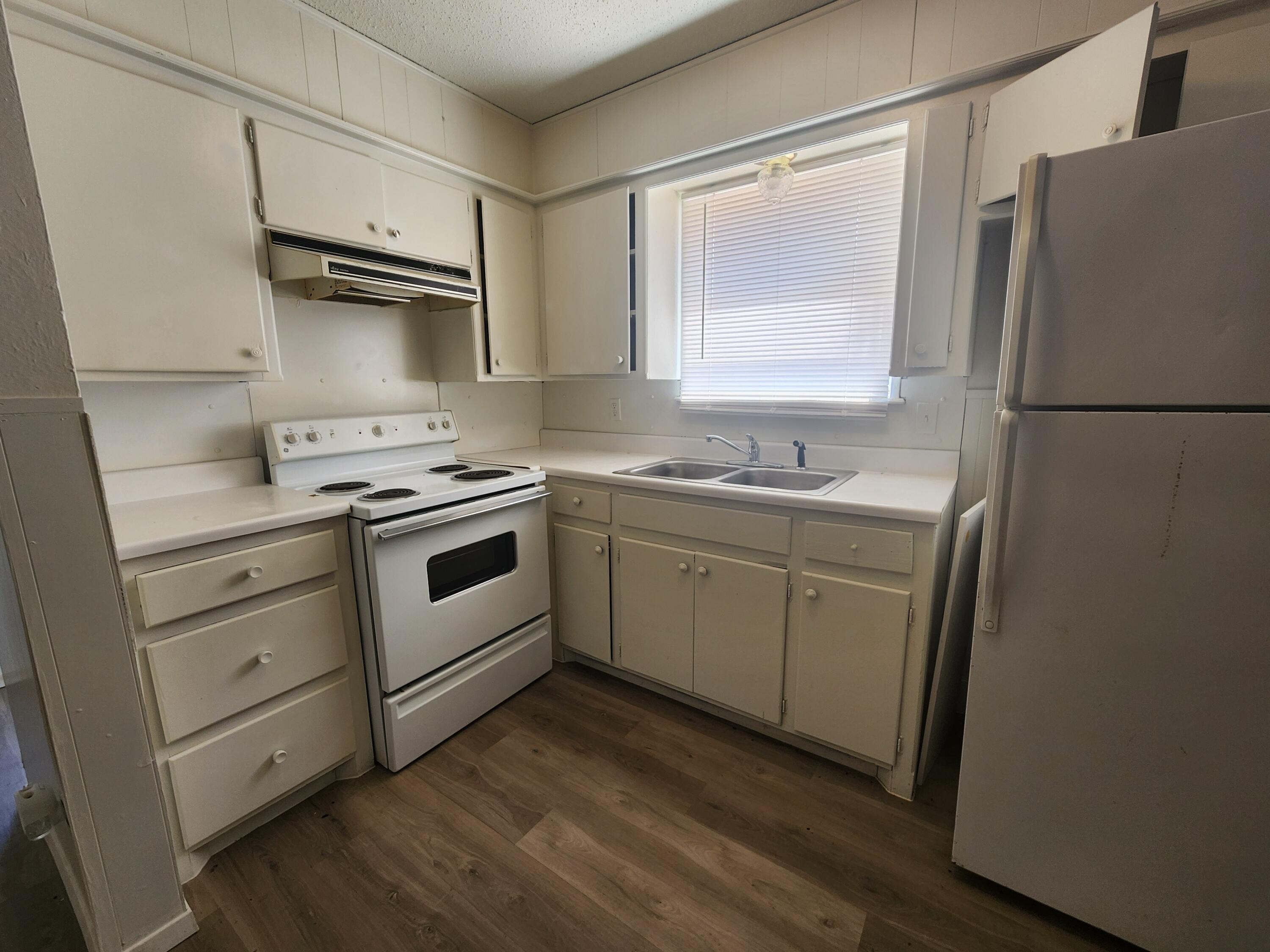 609 38th Street, Unit B Lubbock, TX 79404 - Photo 3 of 9 20240822_140832