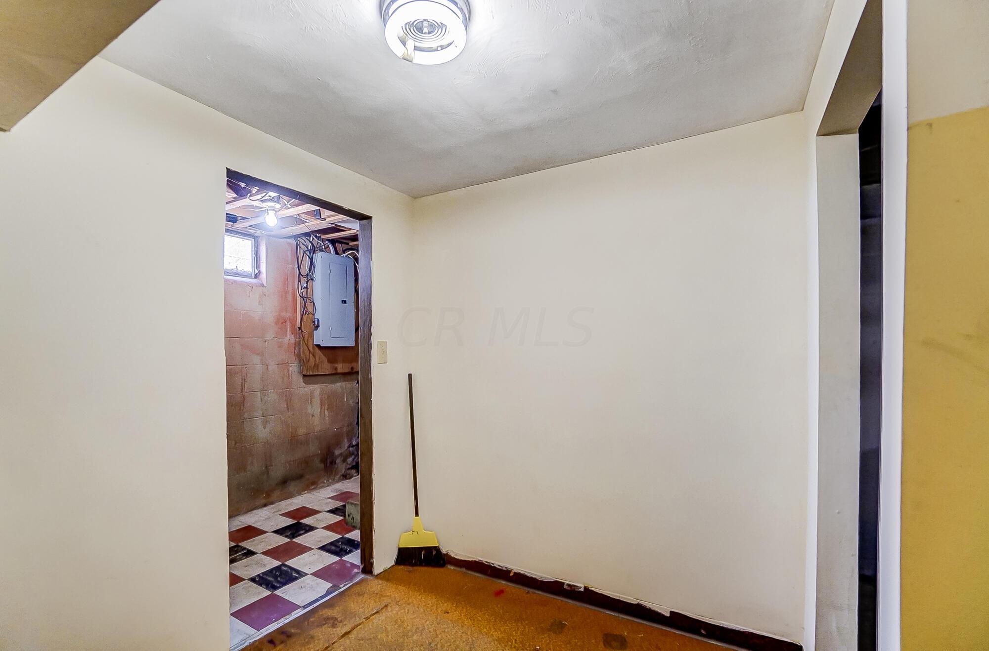 2094 Ward Road Columbus, OH 43224 - Photo 29 of 35 031