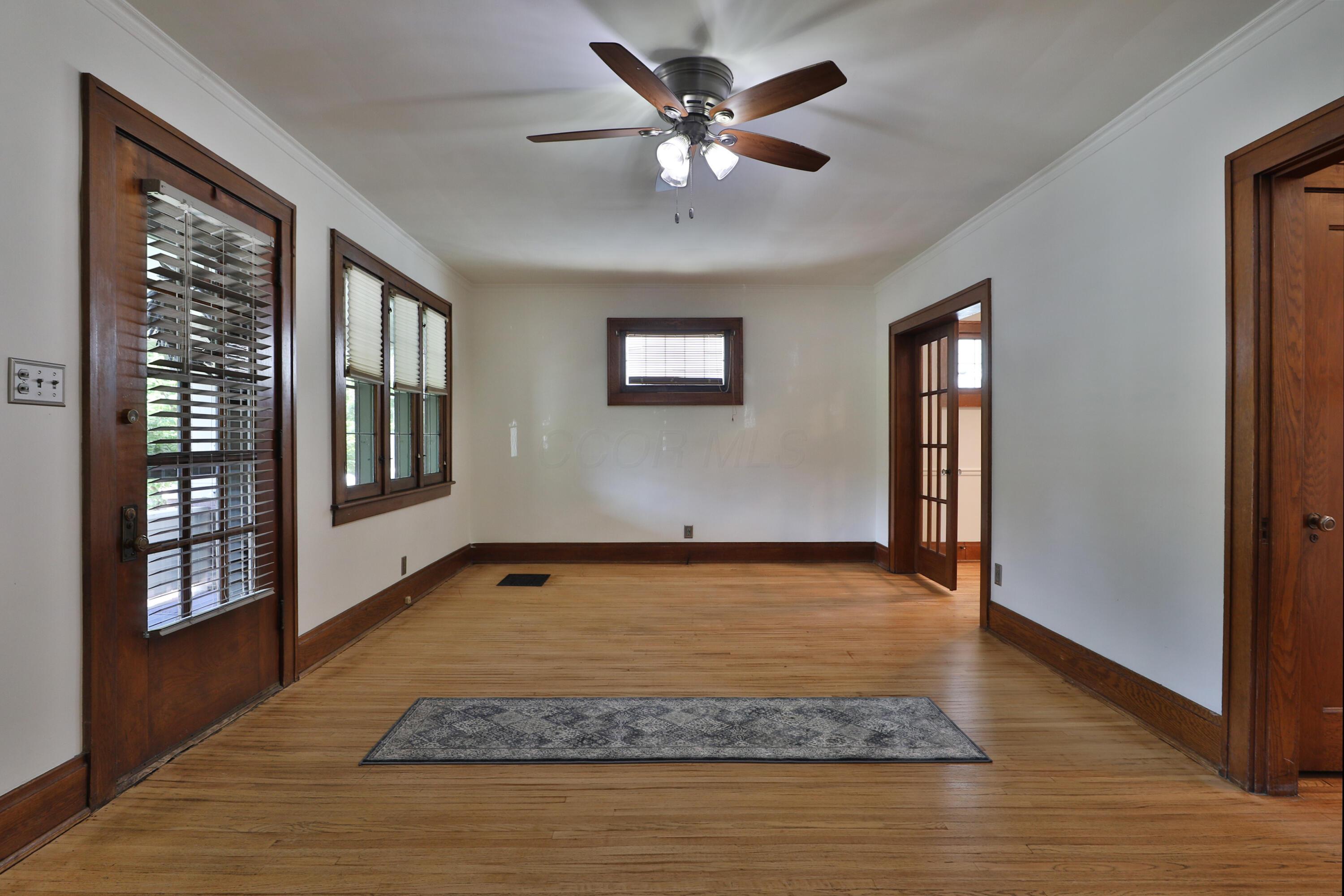 306 Crestview Road Columbus, OH 43202 - Photo 10 of 53 Living Room