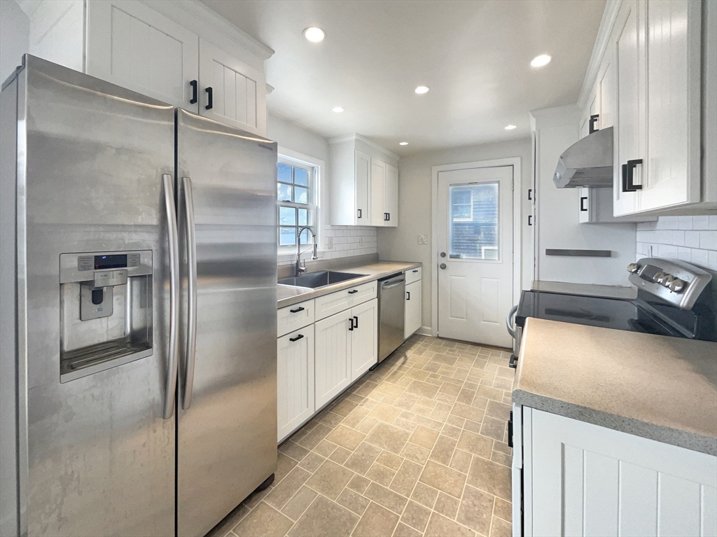61 Anna Road Weymouth, MA 02191 - Photo 6 of 26 Gallery Image 6