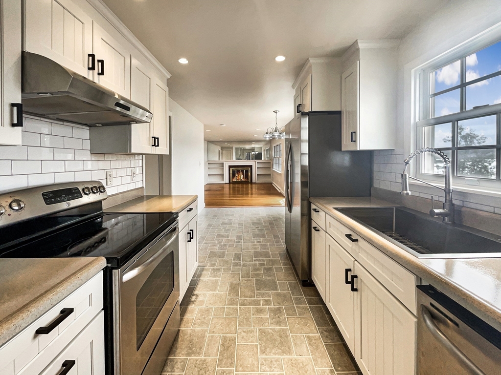 61 Anna Road Weymouth, MA 02191 - Photo 9 of 26 Gallery Image 9