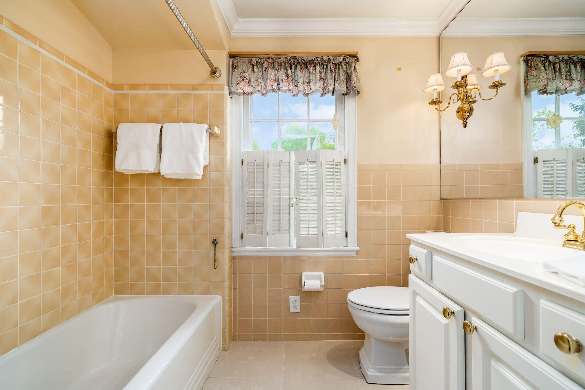 2163 North Star Road Columbus, OH 43221 - Photo 23 of 36 Full Bathroom