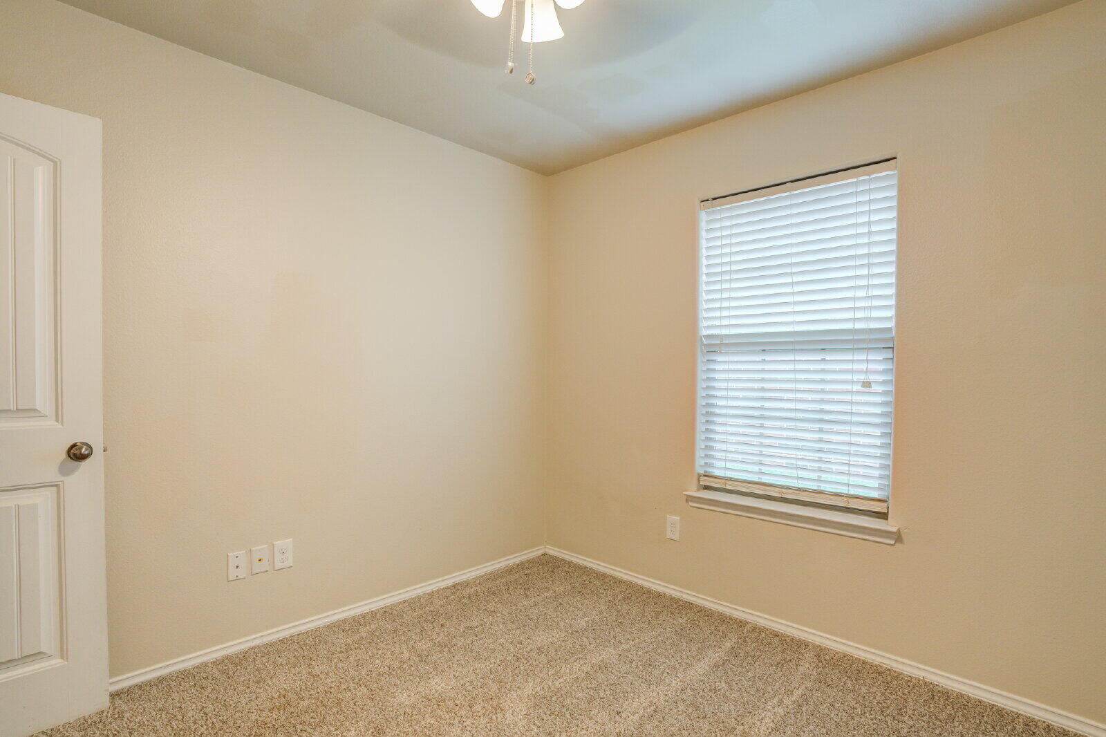 6921 95th Street Lubbock, TX 79424 - Photo 18 of 32 an empty room with a window