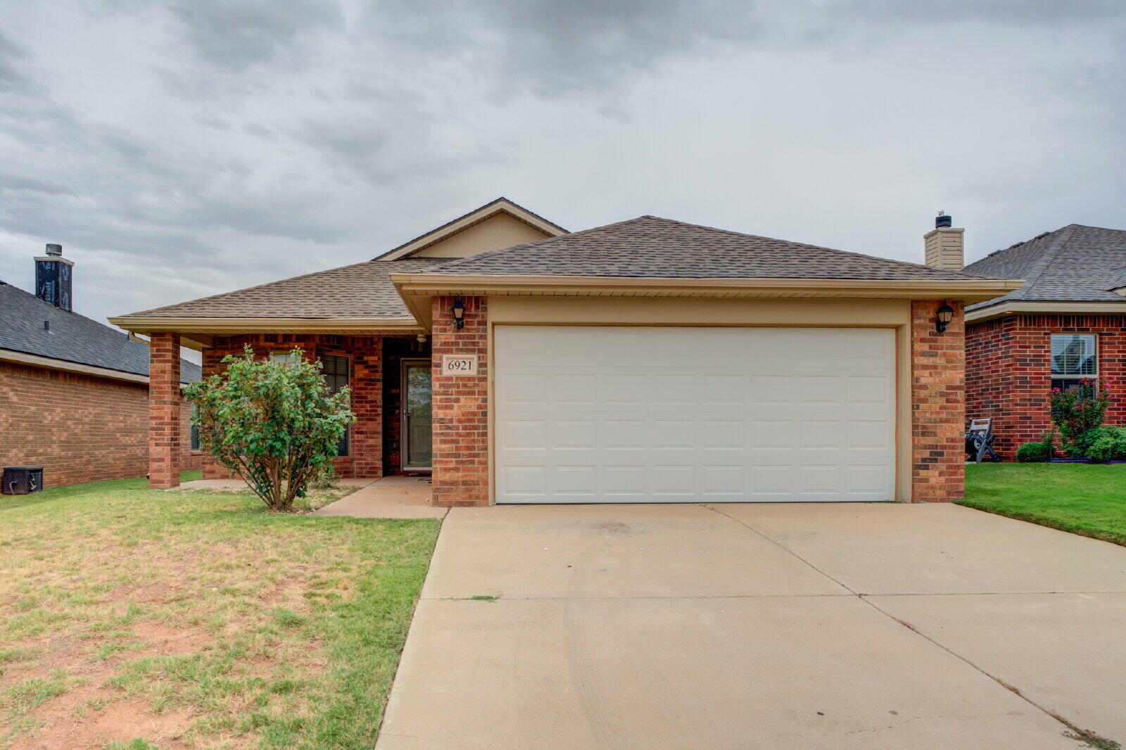 6921 95th Street Lubbock, TX 79424 - Photo 2 of 32 a front view of house with yard