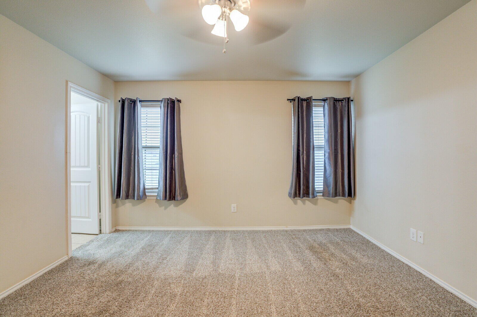 6921 95th Street Lubbock, TX 79424 - Photo 24 of 32 an empty room with windows and closet