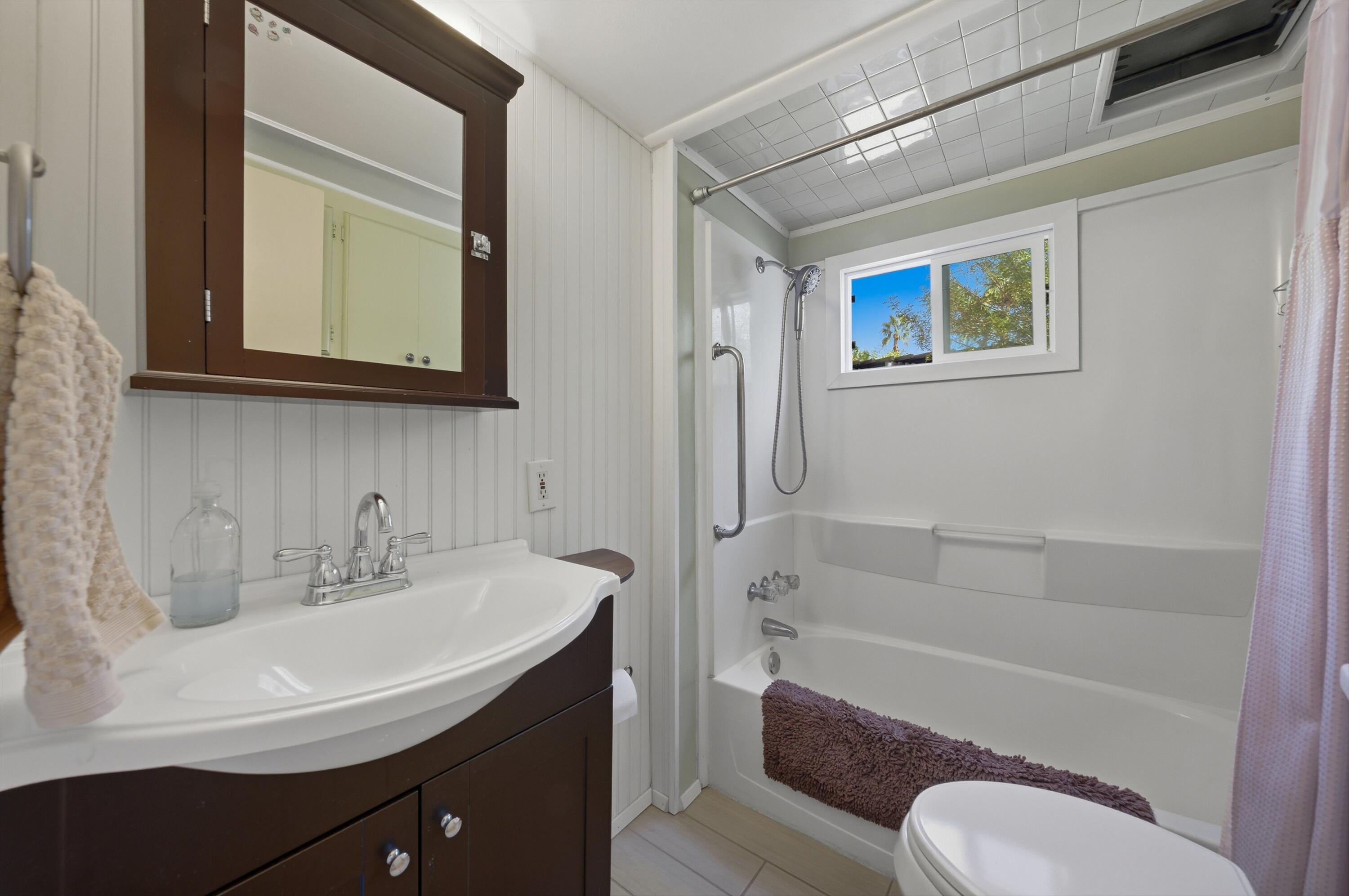 70260 Highway 111, Unit 42 Rancho Mirage, CA 92270 - Photo 24 of 35 a bathroom with a toilet a sink and bathtub