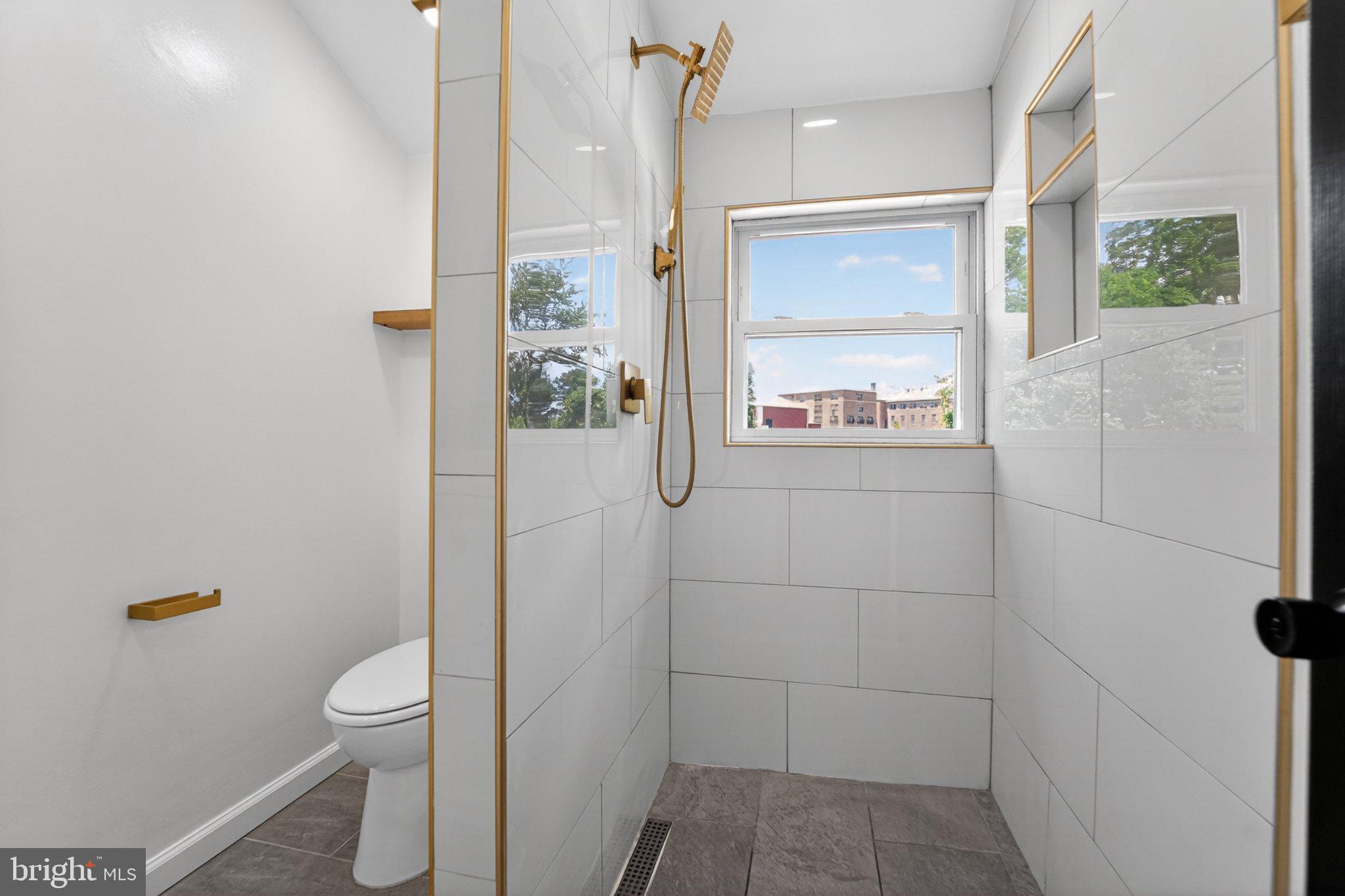 643 South Wickham Road Baltimore, MD 21229 - Photo 31 of 32 Modern shower with natural light.