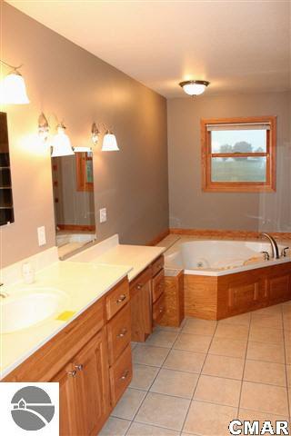 2185 East Battle Road Clare, MI 48617 - Photo 9 of 20 1771925-8.JPG