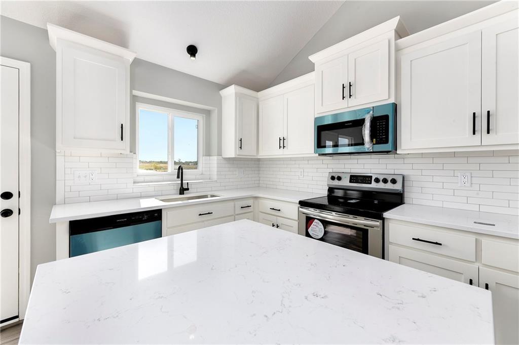 1913 Hawk View Harrisonville, MO 64701 - Photo 11 of 24