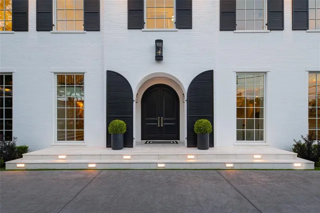 a view of a building entrance