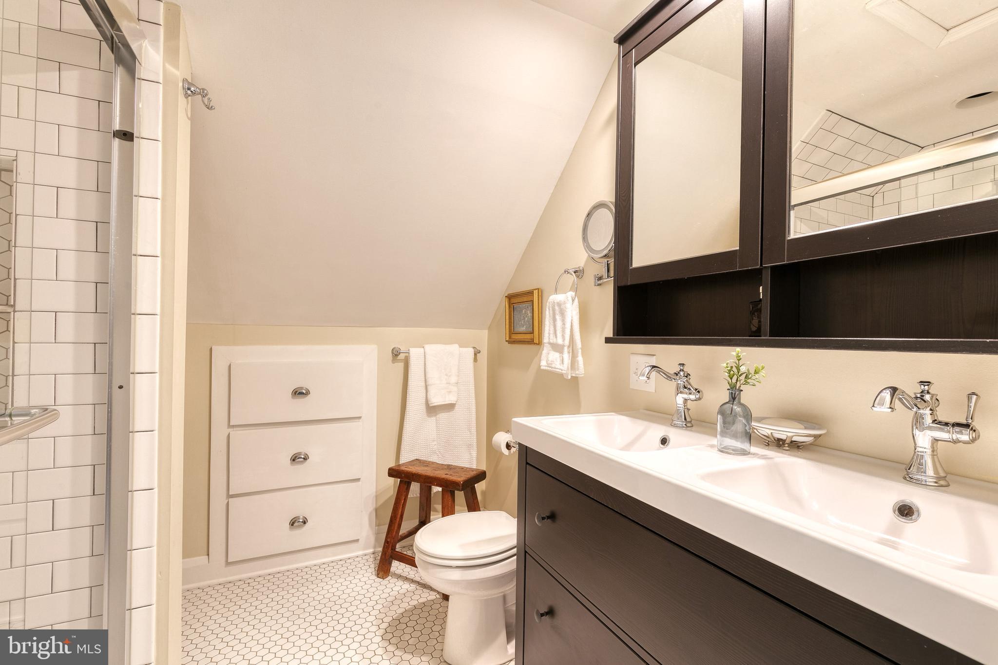 416 Brook Road Towson, MD 21286 - Photo 16 of 55 great upstairs hall bath