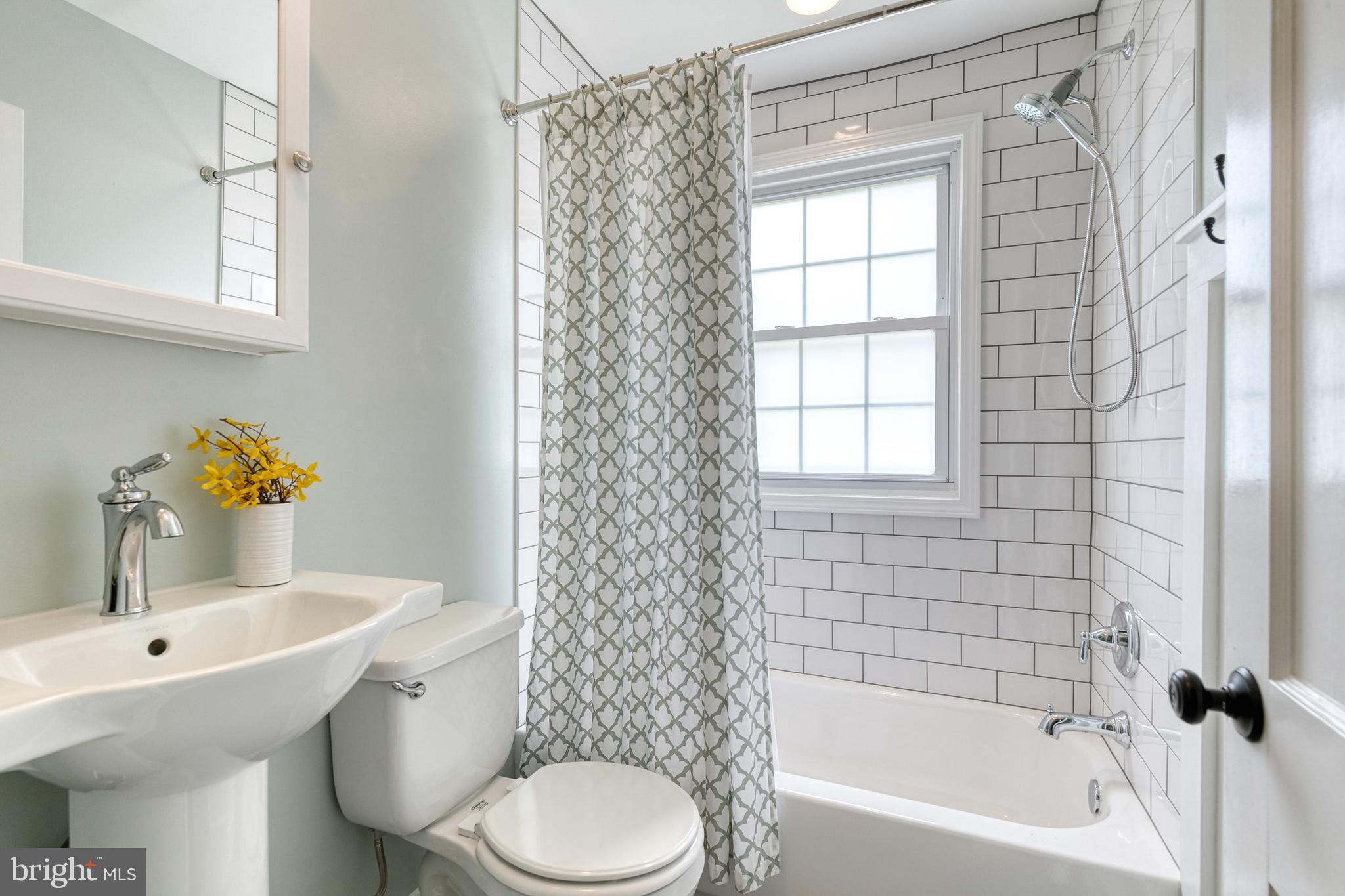 416 Brook Road Towson, MD 21286 - Photo 10 of 55 main floor full bath