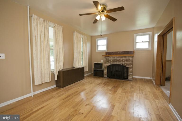 5304 Morello Road Baltimore, MD 21214 - Photo 3 of 20 Living Room