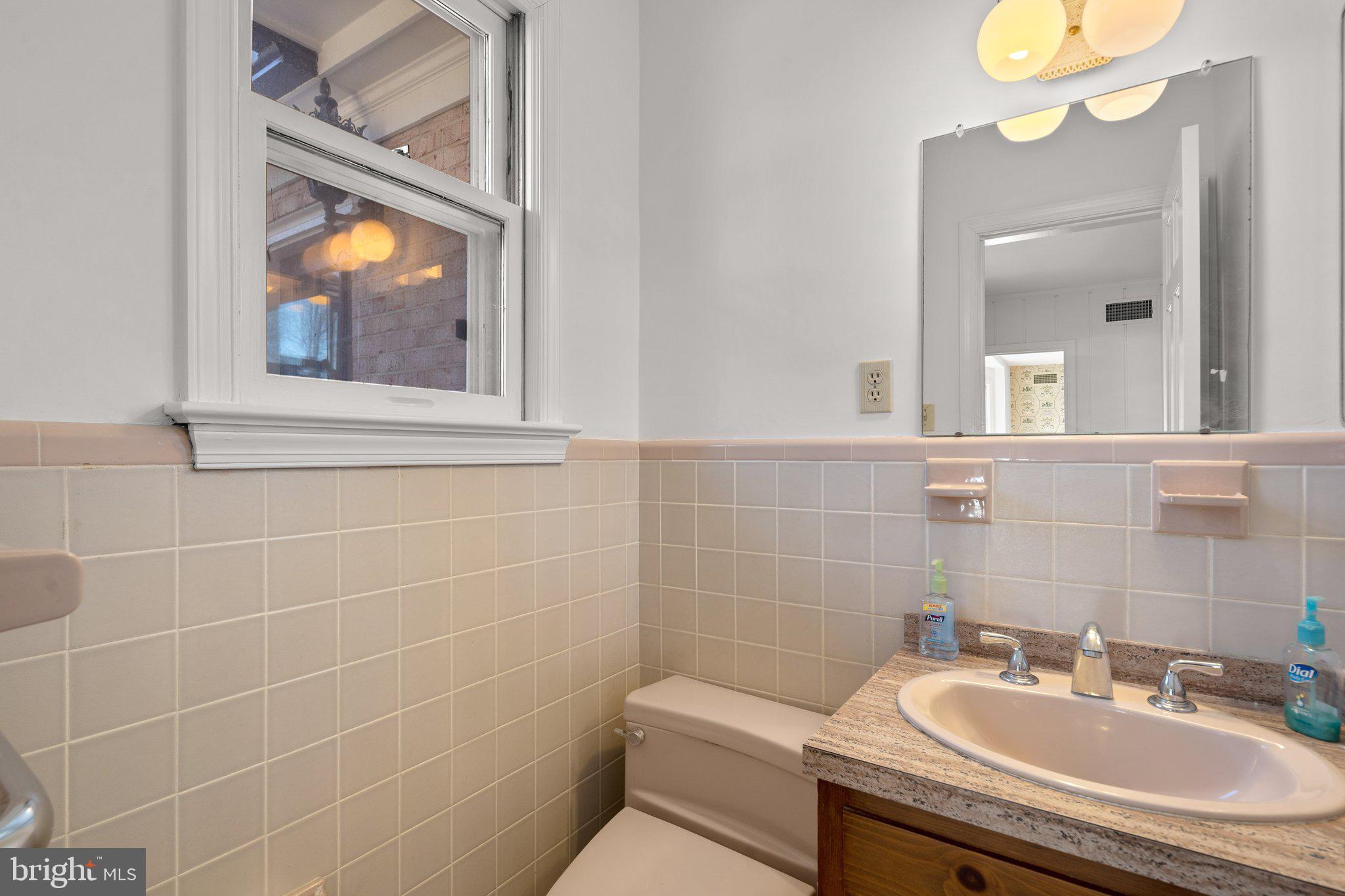 25915 Woodfield Road Damascus, MD 20872 - Photo 27 of 61 1/2 bath main level