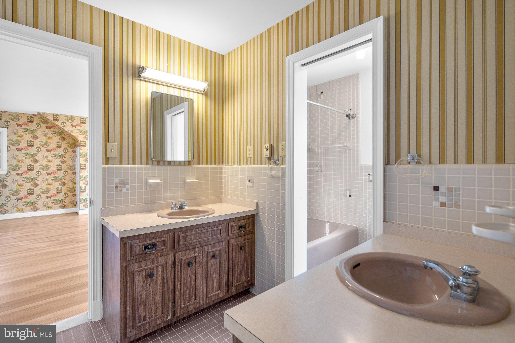 25915 Woodfield Road Damascus, MD 20872 - Photo 34 of 61 Jack and Jill Bath