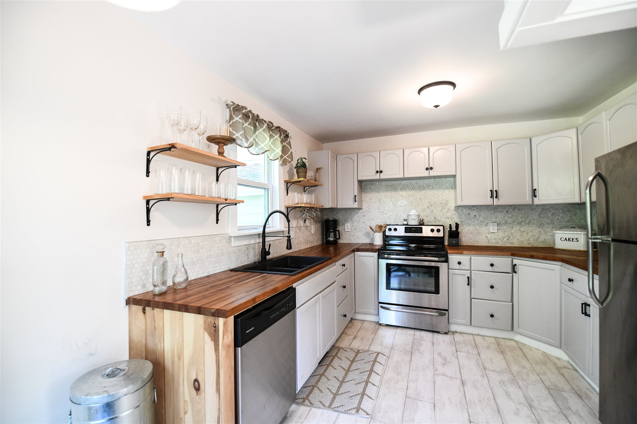 52 Old Dennett Road Kittery, ME 03904 - Photo 3 of 38