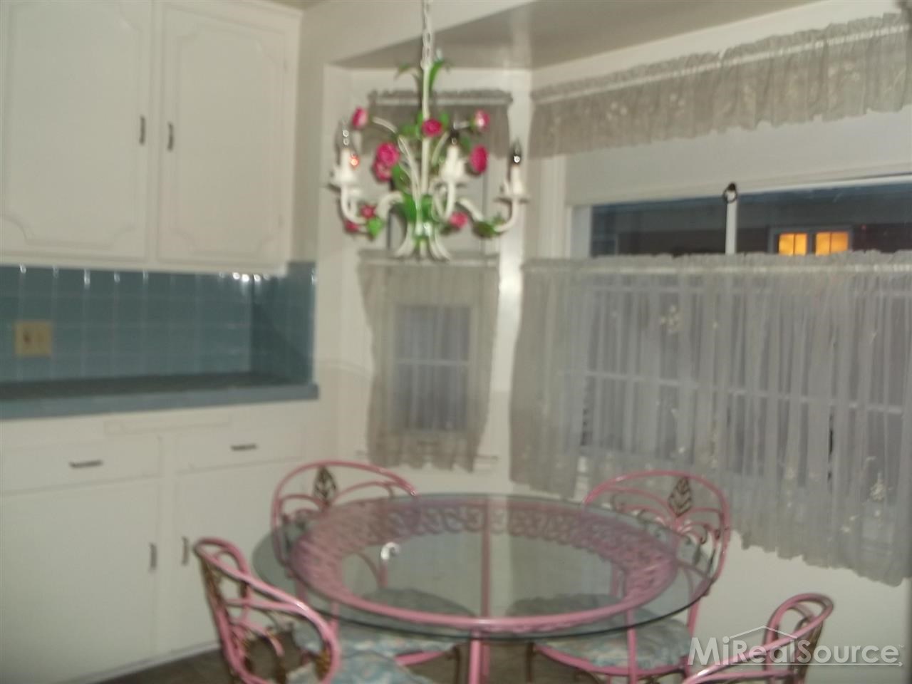 887 Harcourt Road Grosse Pointe, MI 48230 - Photo 11 of 25 31233849-10.JPG