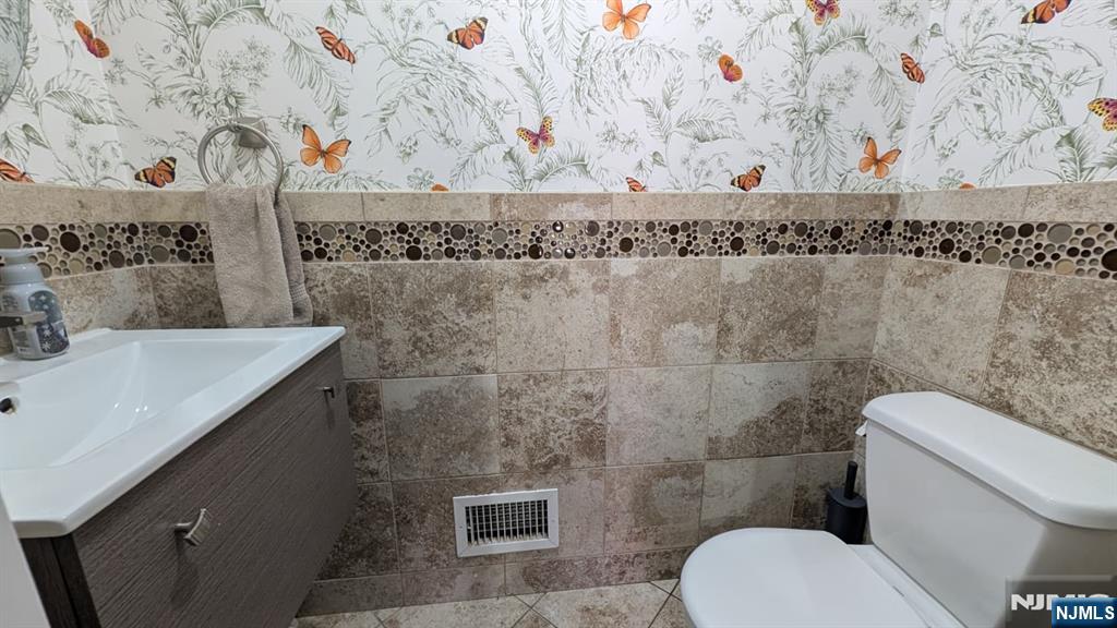 129 Wilbur Road Bergenfield, NJ 07621 - Photo 4 of 21