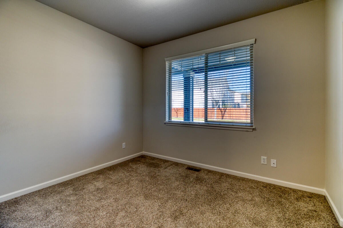 748 Northwest 28th Loop Redmond, OR 97756 - Photo 20 of 31 CREP0053