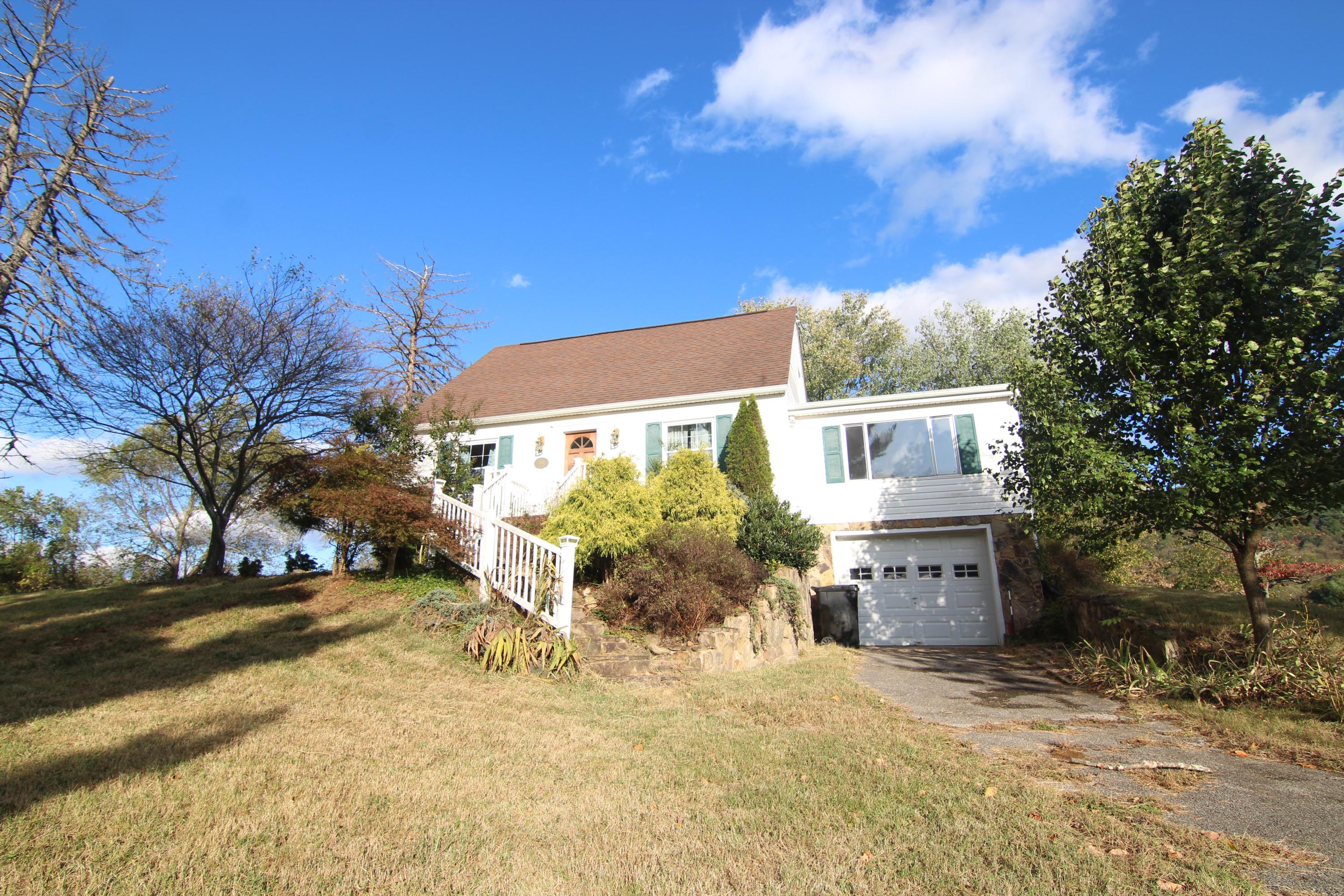 3837 Carson Road Roanoke, VA 24012 - Photo 1 of 17 IMG_2925