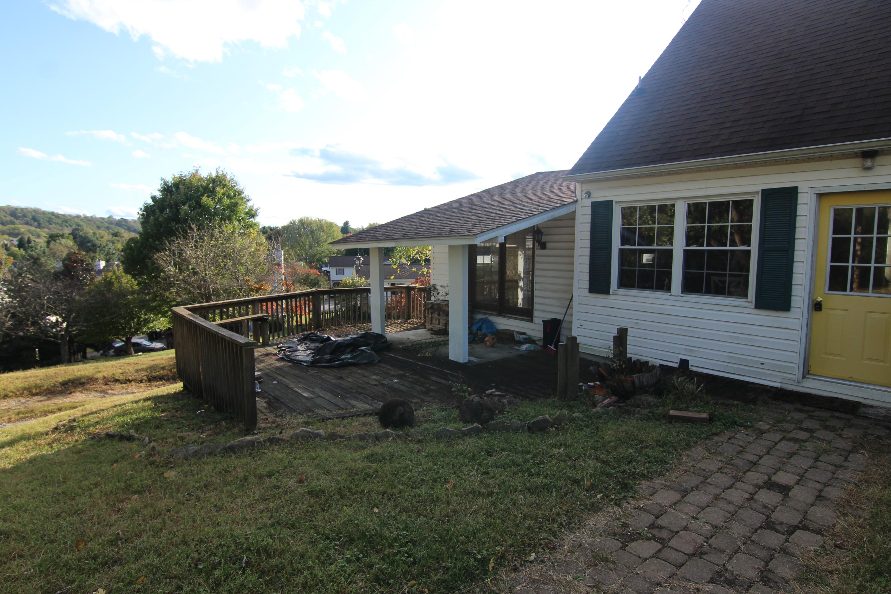 3837 Carson Road Roanoke, VA 24012 - Photo 3 of 17 IMG_2922