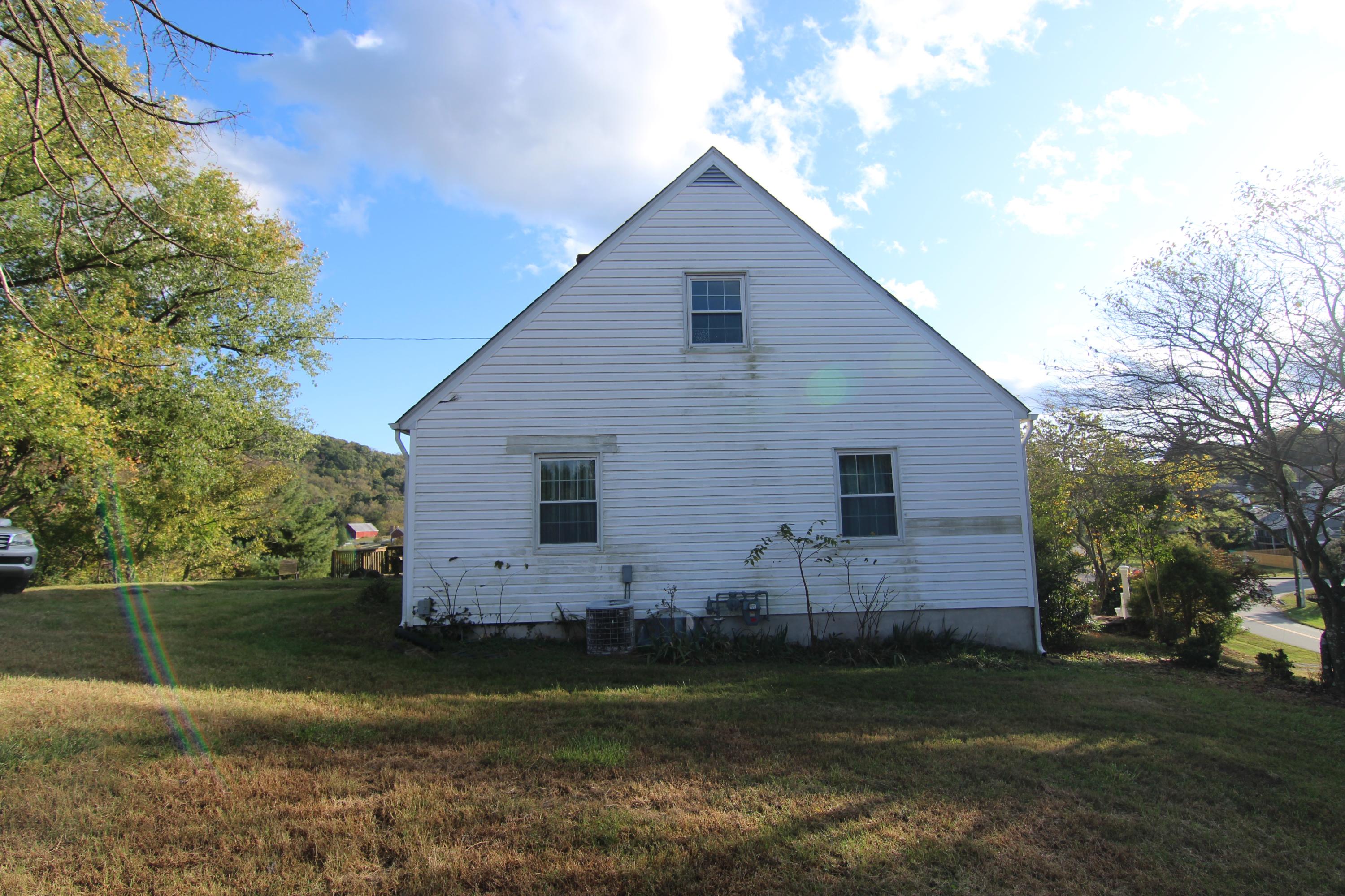 3837 Carson Road Roanoke, VA 24012 - Photo 6 of 17 IMG_2924
