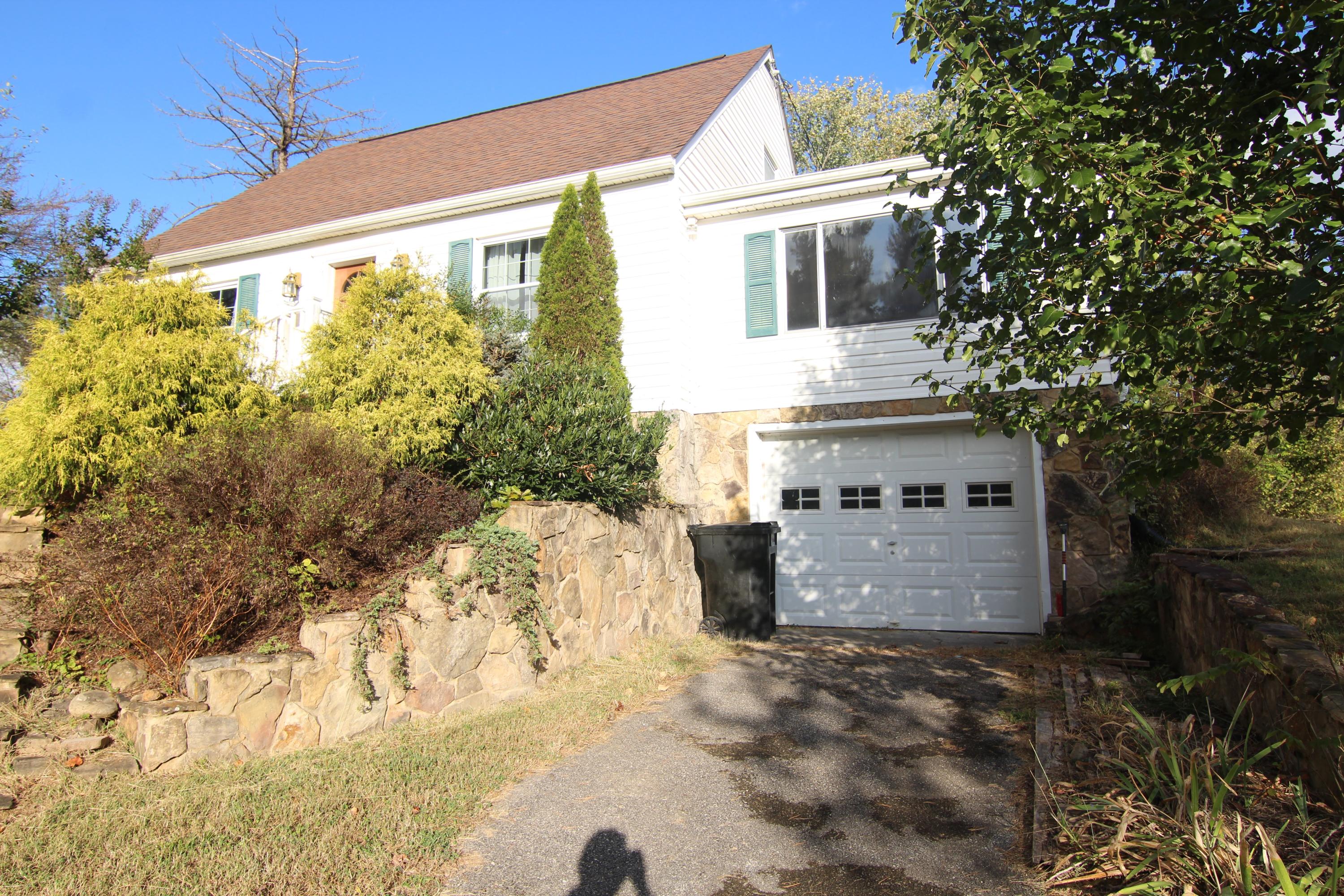 3837 Carson Road Roanoke, VA 24012 - Photo 7 of 17 IMG_2927