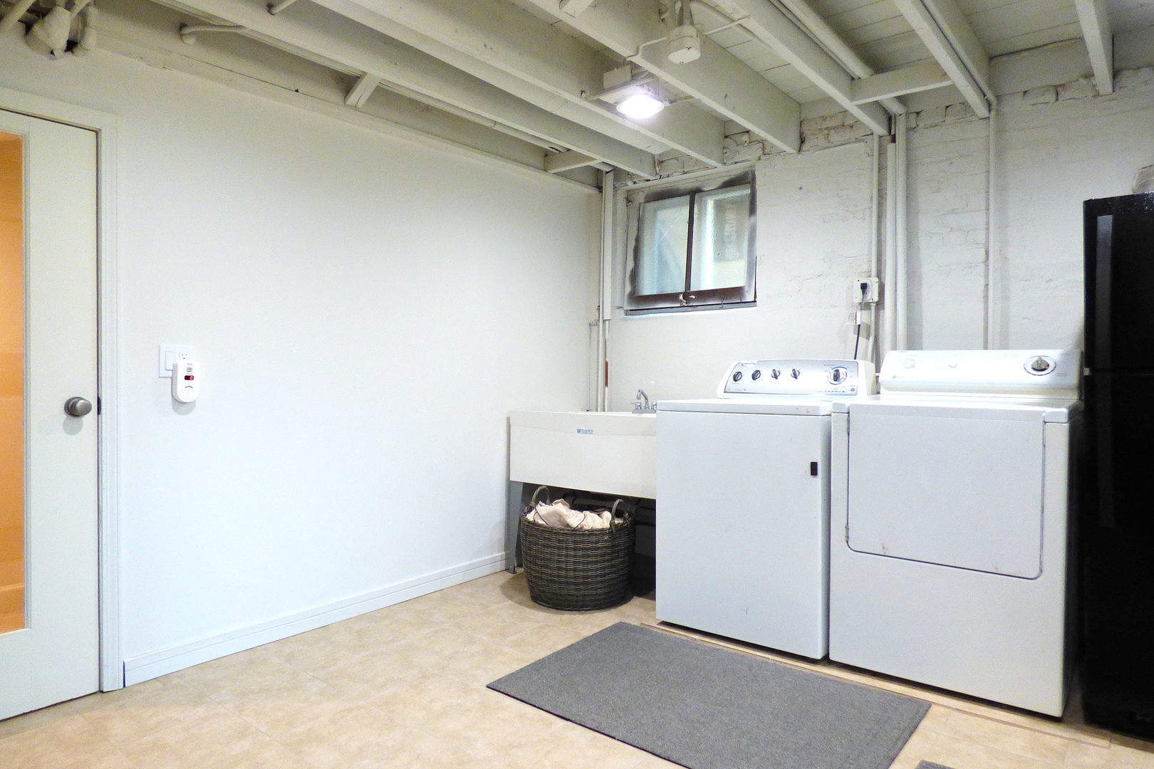 3313 North Rutherford Avenue Chicago, IL 60634 - Photo 29 of 38 a utility room with sink dryer and washer