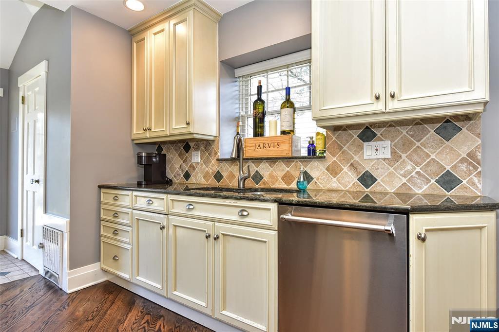 352 Fairway Road Ridgewood, NJ 07450 - Photo 10 of 33